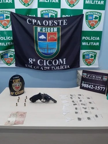 Dupla é presa por porte ilegal de arma de fogo e tráfico de drogas na Compensa