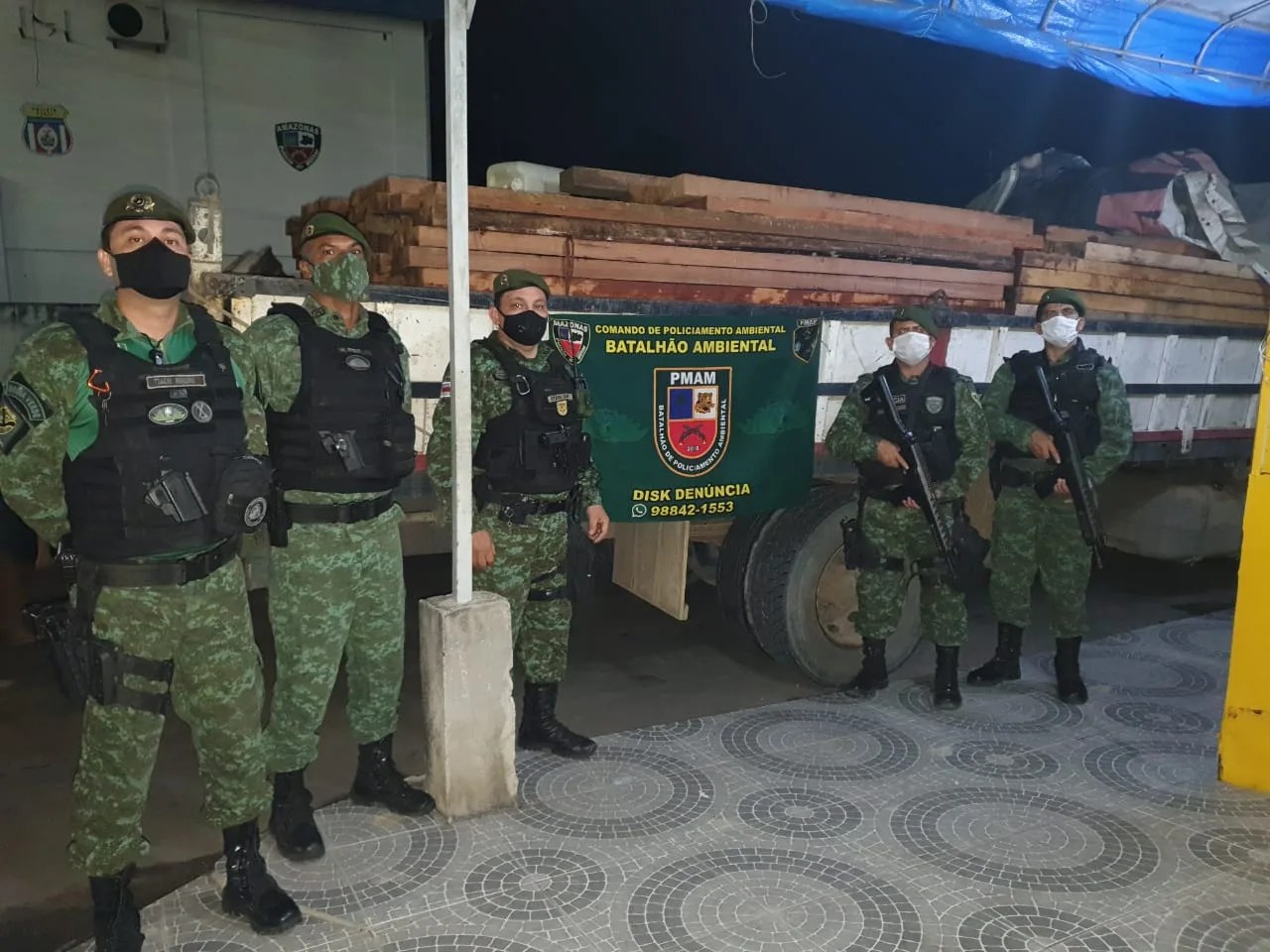 Polícia apreende caminhão que transportava madeira ilegal na AM-010
