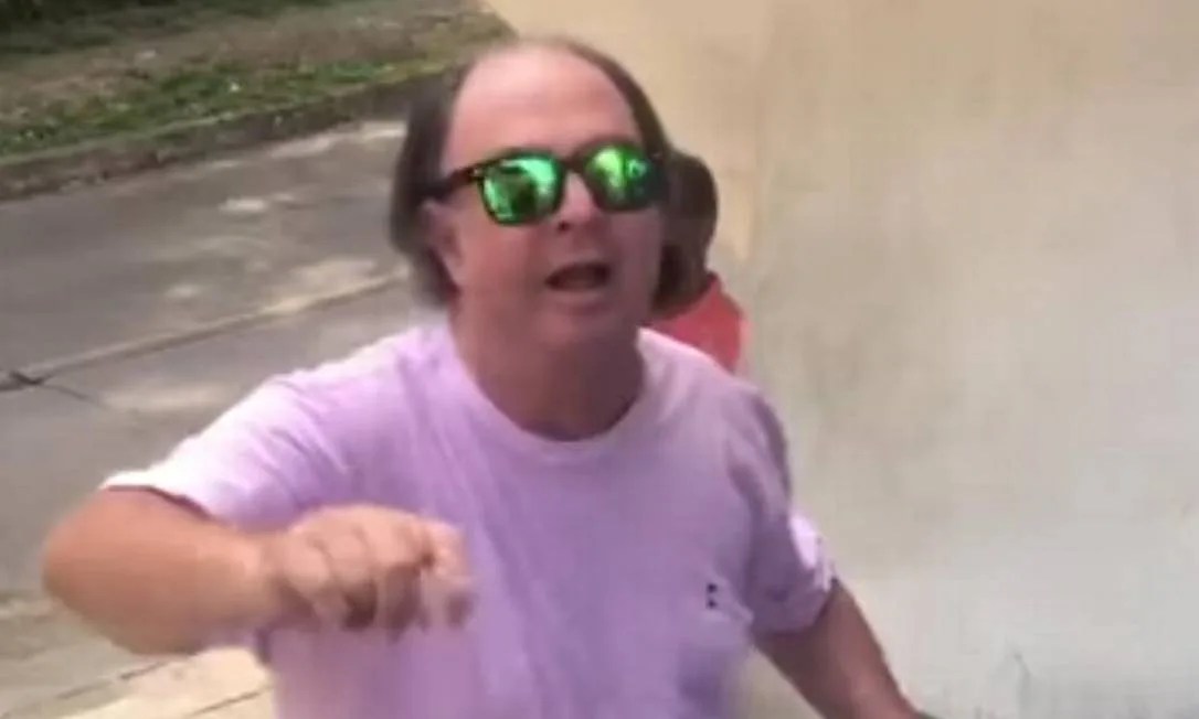 Vídeo: homem diz ser juiz e tenta entrar sem máscara em posto de vacinação