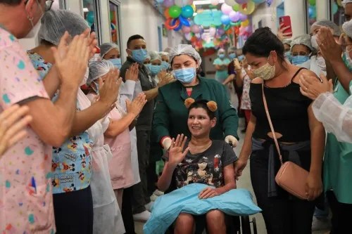 Menina vítima de explosão em condomínio de Manaus recebe alta hospitalar
