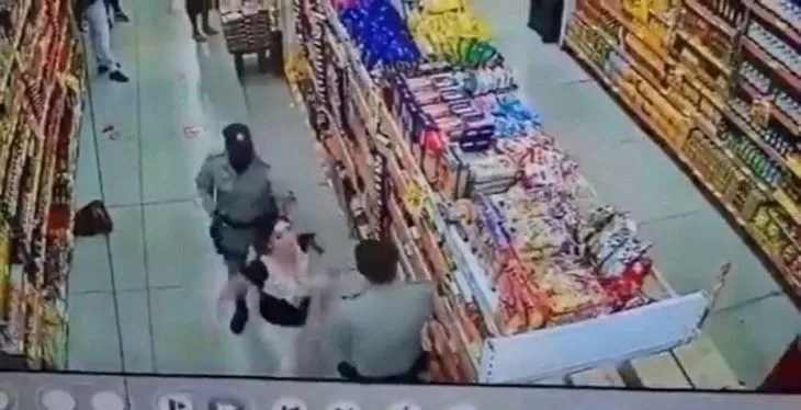 VÍDEO: Mulher se recusa a usar máscara, tenta esfaquear e morde PM