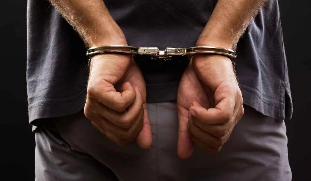 Vigia é preso após mostrar órgão genital para criança