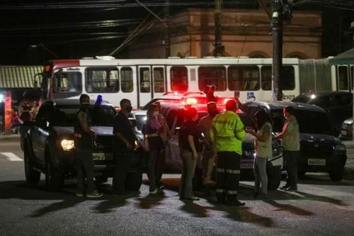 Fiscalização fecha estabelecimentos por descumprimento do decreto estadual durante feriado religioso