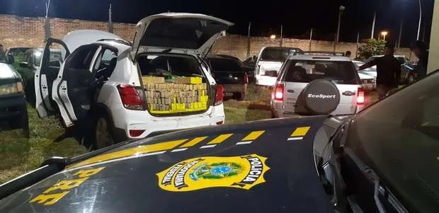 Casal com criança é flagrado com carro carregado de maconha