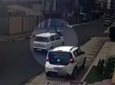 VÍDEO: motorista joga carro contra homens que tentavam assaltar mulher