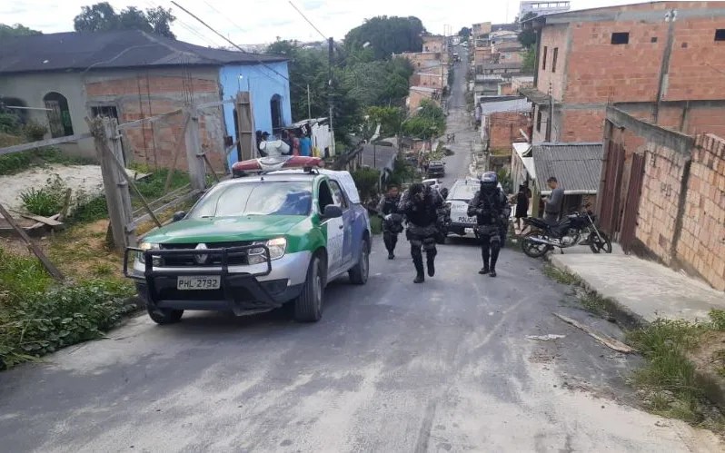Vítimas reagem e assaltantes são baleados em Manaus