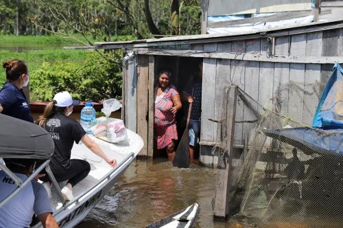 Moradores da Ilha do Baixio, em Iranduba, recebem ação emergencial de segurança alimentar e prevenção à Covid-19