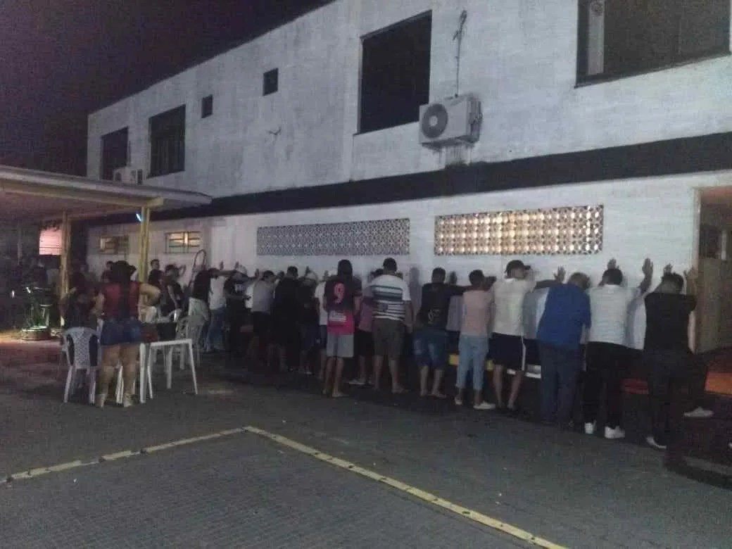 ABSURDO: Festa clandestina com 300 pessoas é encerrada no Centro de Manaus