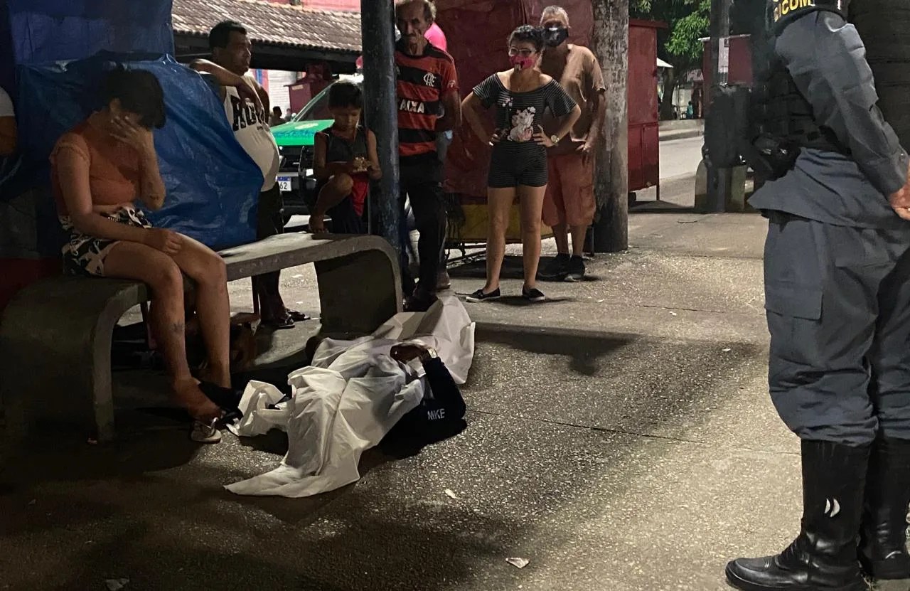 Homem é assassinado a tiros na praça da Matriz, no Centro de Manaus
