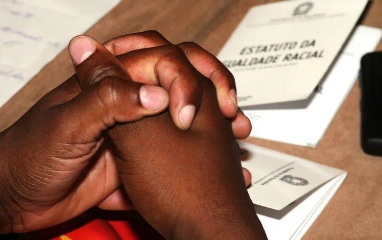 Mulher sofre ataques racistas de colegas de trabalho e será indenizada