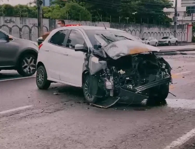 Possível briga de casal resulta em acidente de trânsito em avenida de Manaus