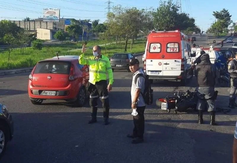 TRAGÉDIA: PM morre após ter motocicleta atingida por caminhão em avenida de Manaus