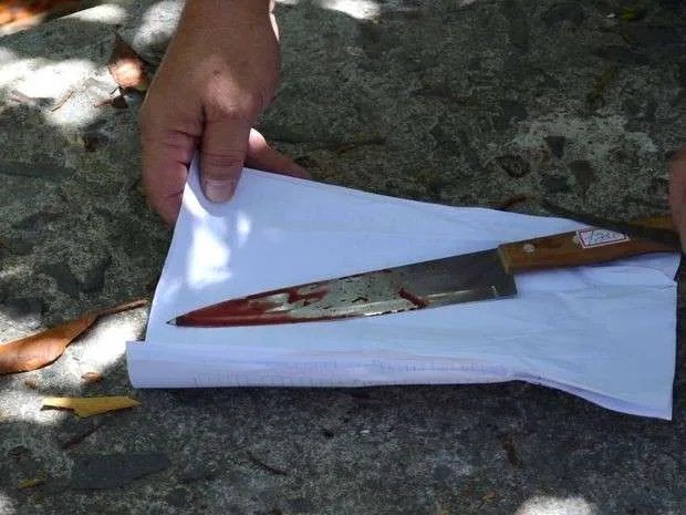 Adolescente de 13 anos esfaqueia pai para defender mãe de agressões