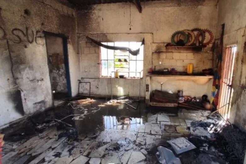 Homem agride mulher, a tranca no quarto e incendeia a casa