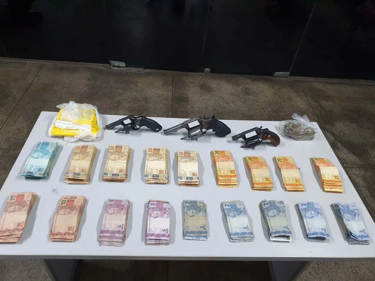Após denúncia, mulher é presa com drogas e R$ 22 mil em Manaus