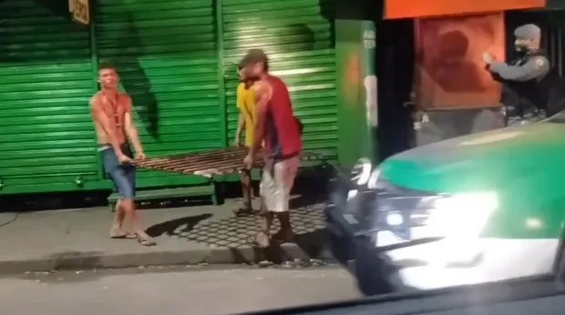 VÍDEO: Em Manaus, Polícia Militar ordena que trio devolva tampa de bueiro furtada