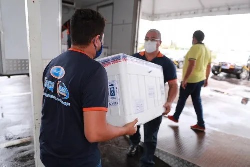 Governo do AM recebe 21.800 doses da vacina CoronaVac contra a Covid-19