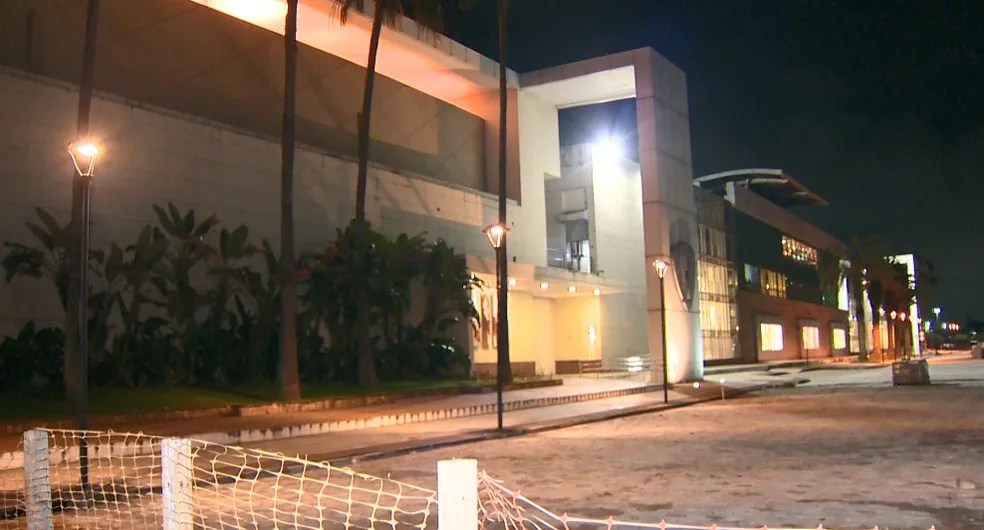 ABSURDO: Cliente se recusa a colocar máscara e aponta arma para atendente