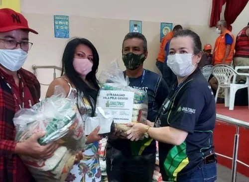 Força-tarefa do Auxílio Estadual Enchente entrega cartões e cestas básicas no Educandos