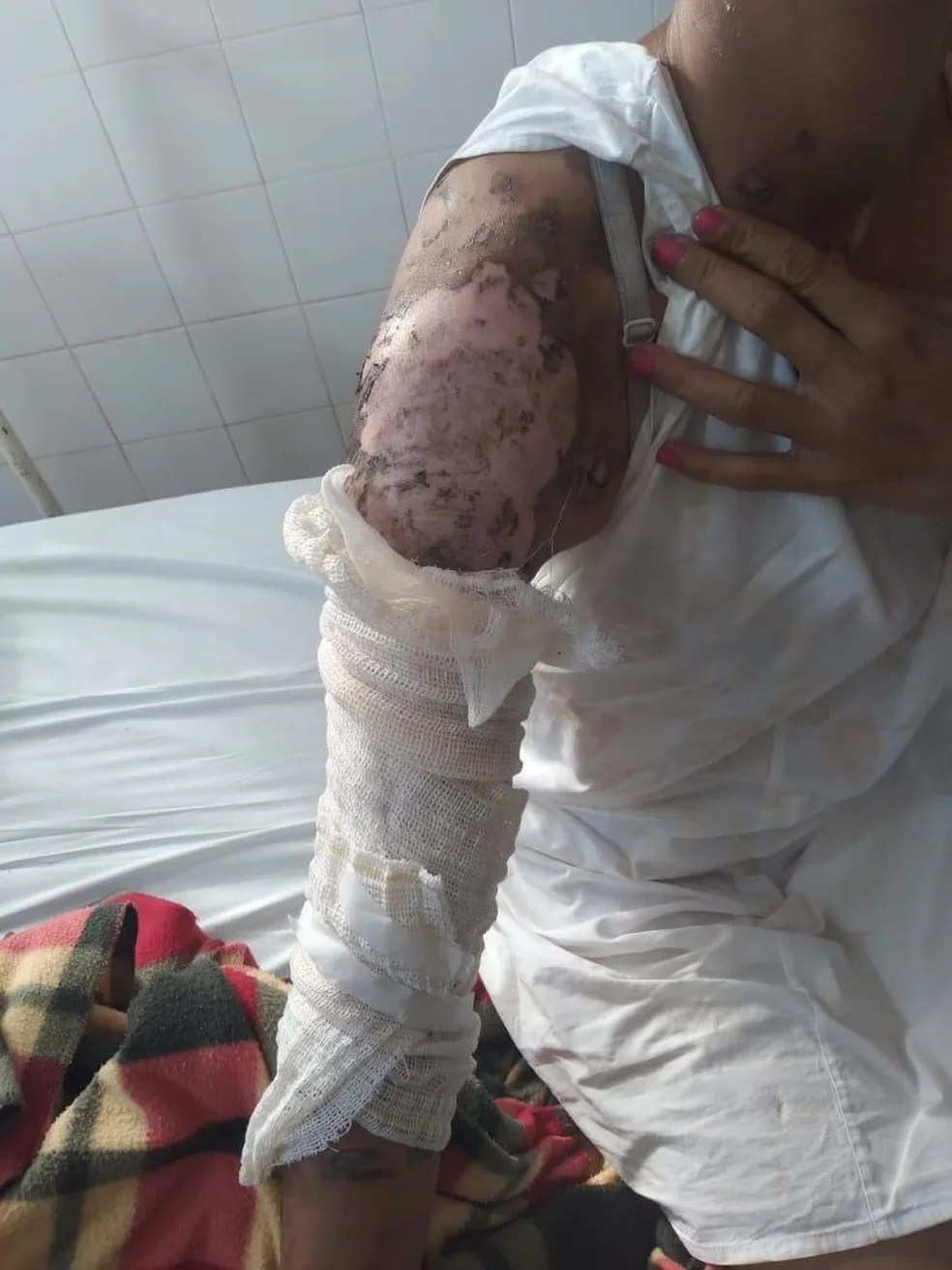 Jovem mata mãe e irmã a facadas enquanto elas dormiam e se entrega