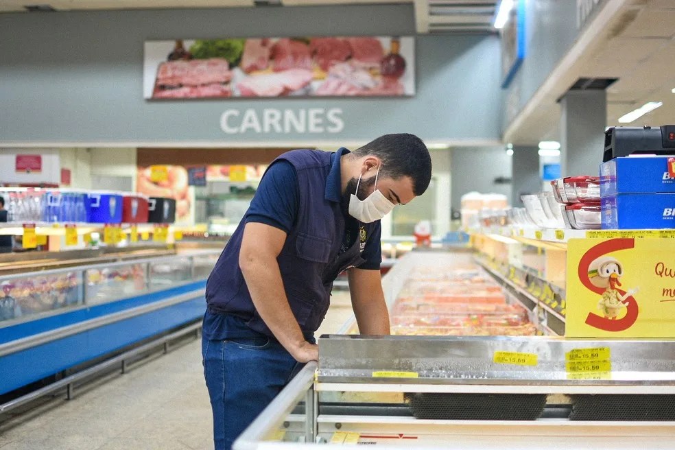 Cerca de 50 quilos de produto inadequado é apreendido em supermercado de Manaus