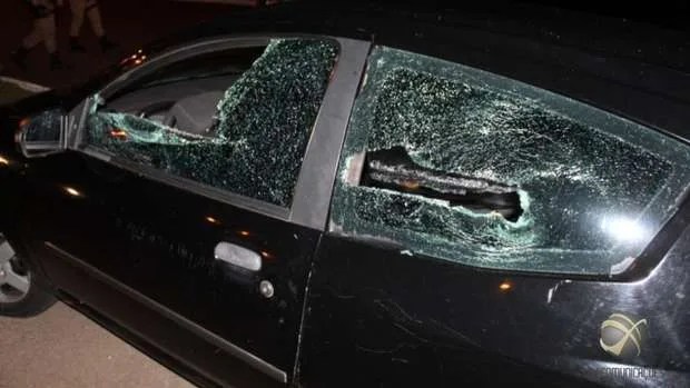 Revoltado, marido surta com pedido de separação e quebra carro com pedradas
