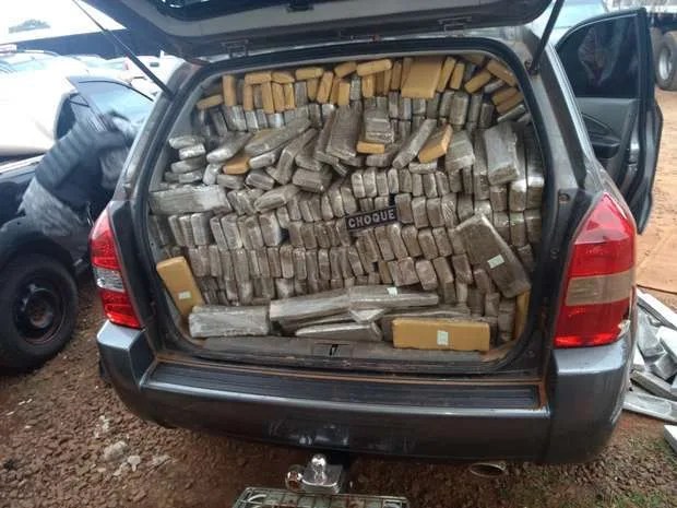 Homem é preso em flagrante com carro recheado de maconha