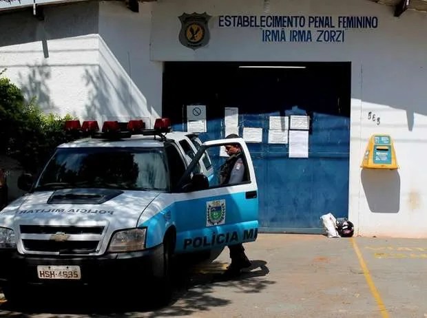 Copeira tenta entrar em presídio feminino com droga e acaba presa