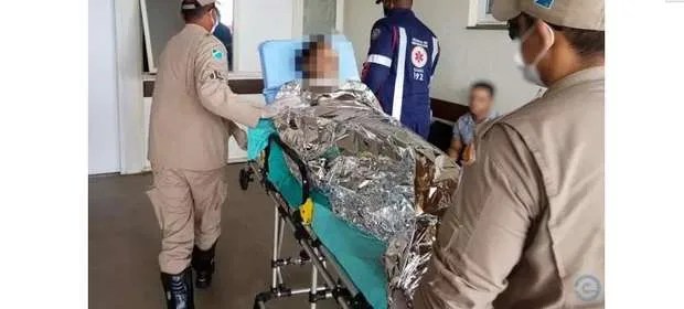 Surtada, mulher tenta furtar moto, é presa e ateia fogo no próprio corpo