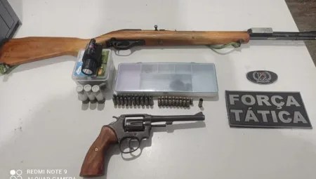 Homem é preso após chutar ex em via pública e atirar três vezes