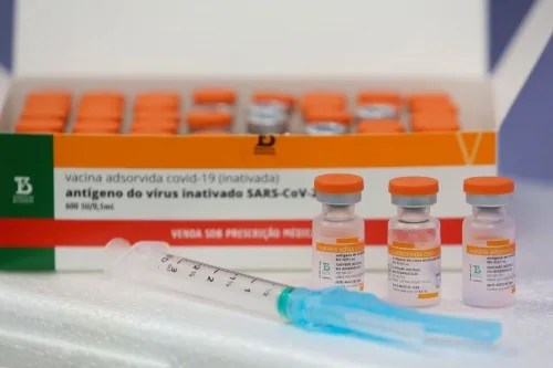 Governo do AM recebe mais dois lotes com 93.890 doses de vacina contra Covid-19
