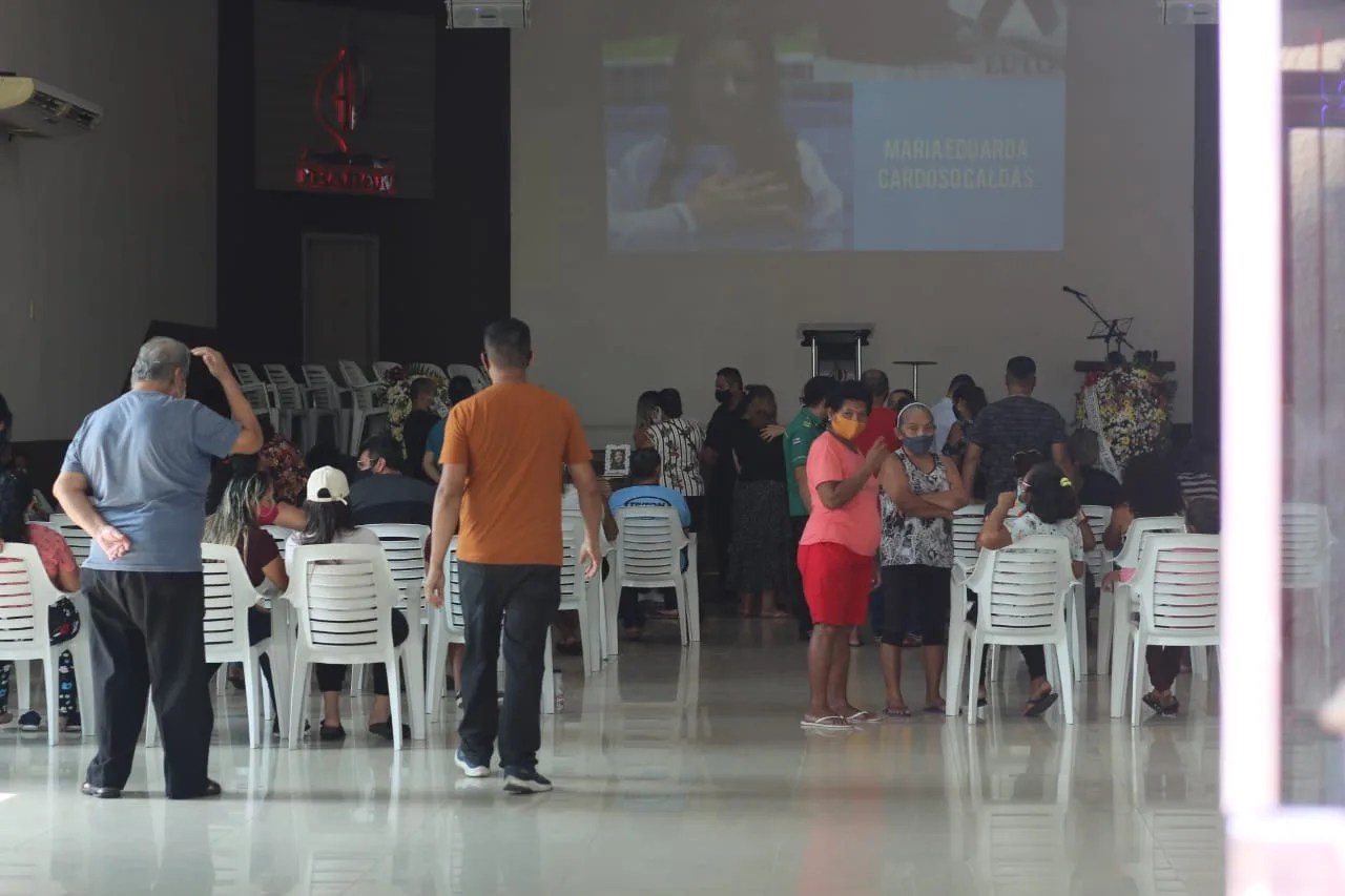 Familiares e amigos prestam últimas homenagens as vítimas de acidente no Japiim