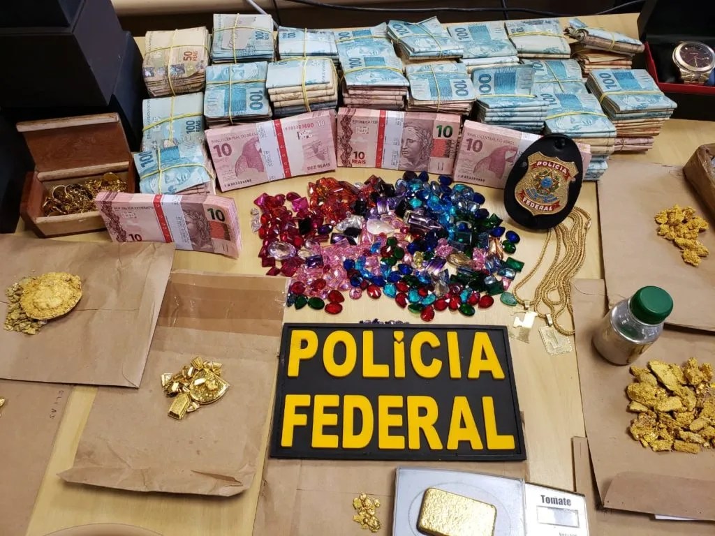 Operação da PF prende 9 pessoas com ouro, armas, drogas e joias preciosas no AM