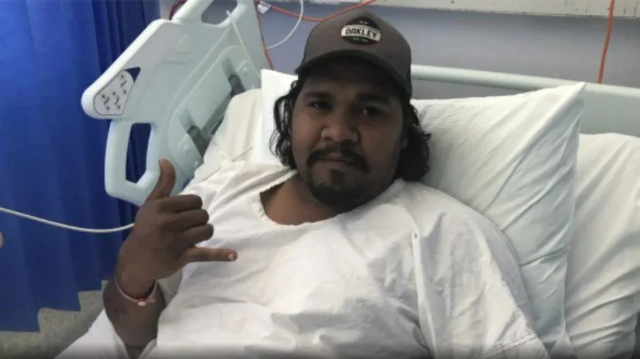 Homem confunde crocodilo com tronco de árvore e perde dedo dos pés
