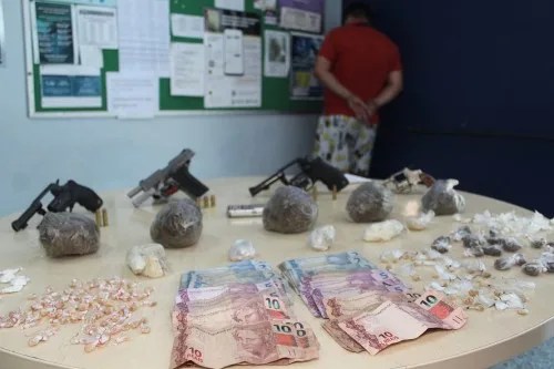 Homem é preso com armas e drogas na Operação Cidade mais Segura