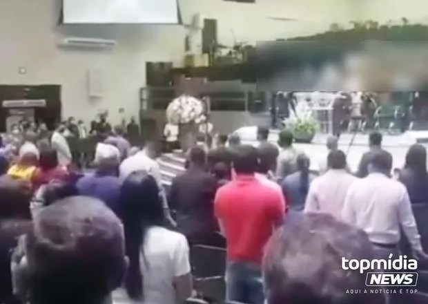 Revoltada, mulher invade culto e esfaqueia ex-marido