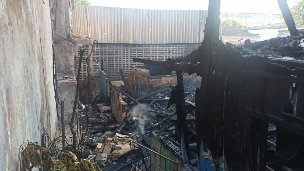 Incêndio destrói casas e famílias ficam desabrigadas em Manaus
