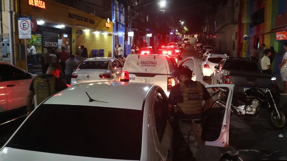 Estabelecimentos descumprem decreto e são fechados em Manaus