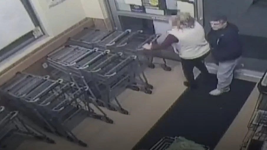 Vídeo: homem injeta sêmen em mulher dentro de mercado nos EUA