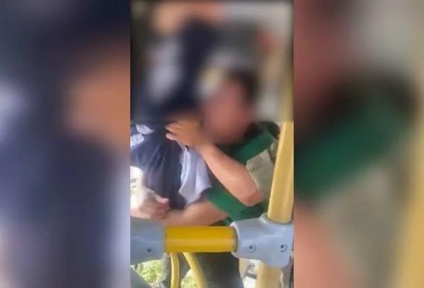 VÍDEO: Tarado ataca dentro de ônibus e acaba amarrado