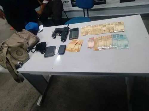 Dupla é presa por roubo, no bairro Adrianópolis