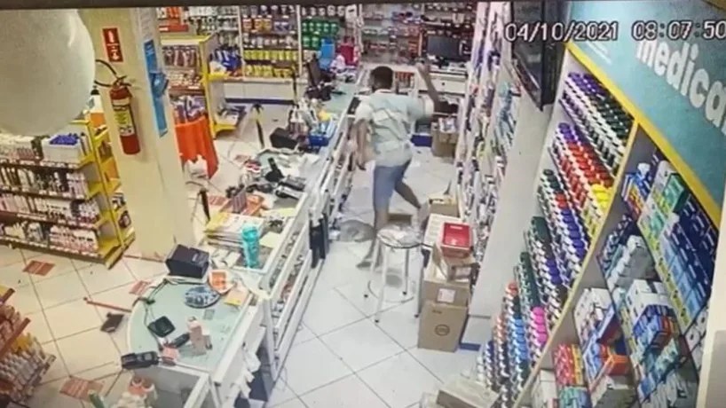 VÍDEO: Assaltante destrói farmácia porque caixa tinha pouco dinheiro