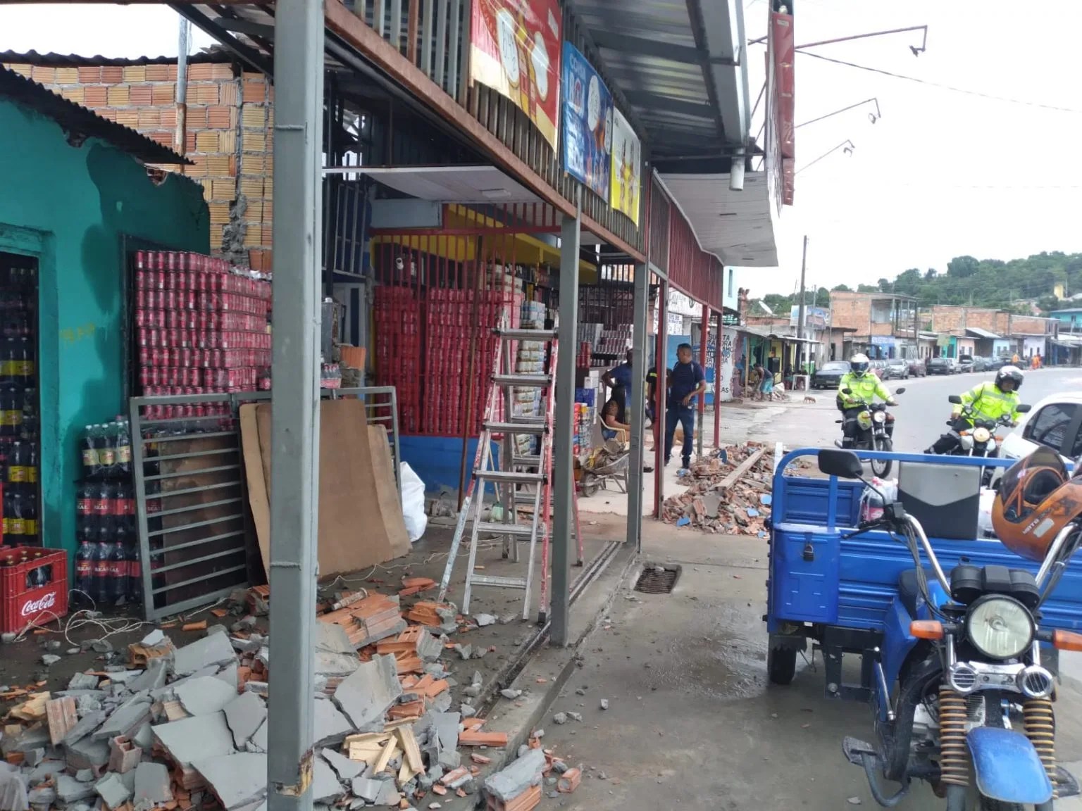 Prefeitura demole construções irregulares em calçadas na zona Sul de Manaus
