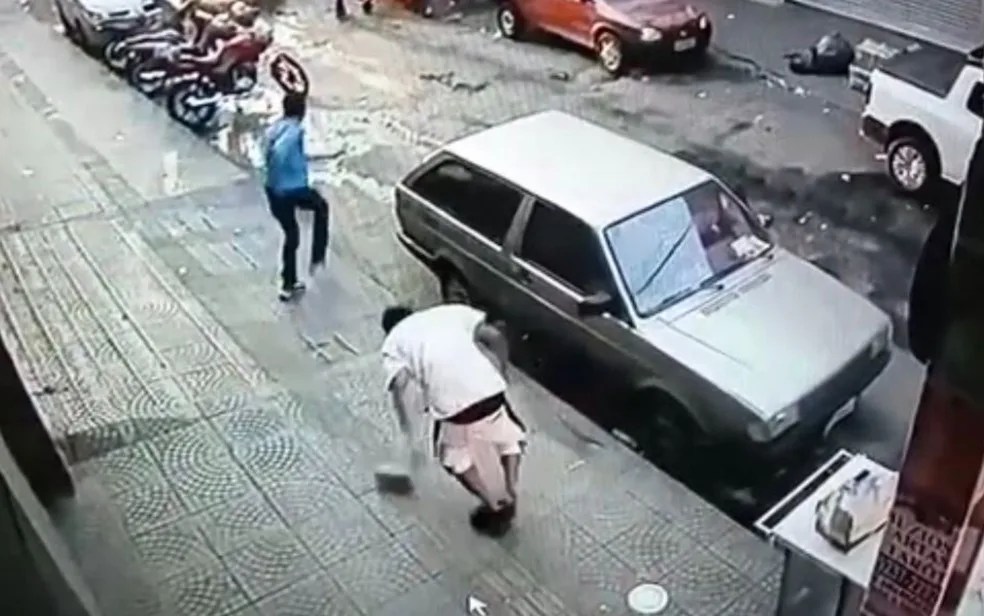VÍDEO: Após briga, homem é atingido por pedrada e morre na rua