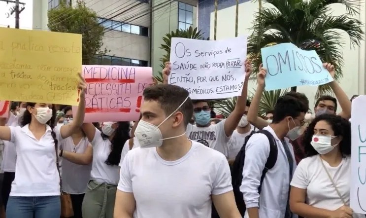 Estudantes de medicina fazem manifestação para retorno de aulas presenciais