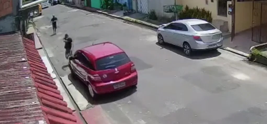 Idoso é baleado na frete da neta na Zona Leste