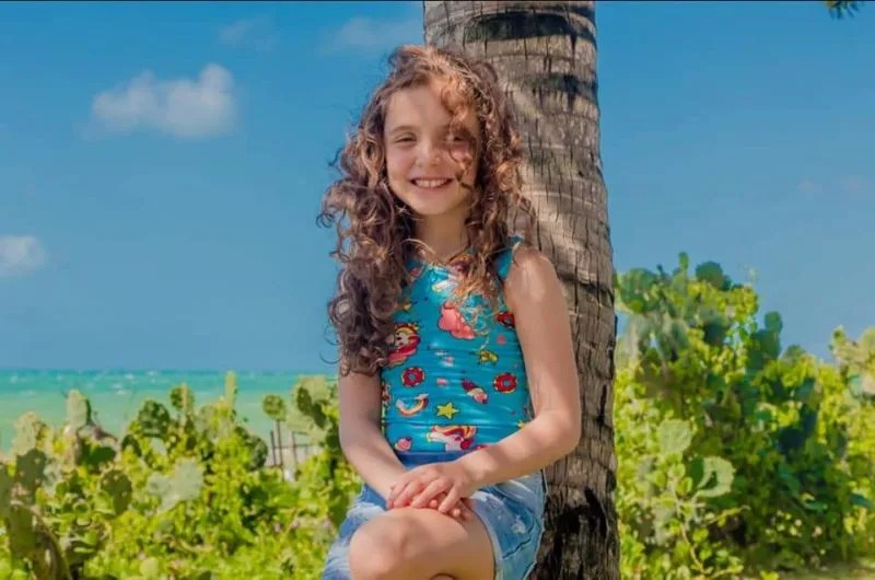 Menina de 10 anos morre afogada ao ter cabelo sugado em piscina