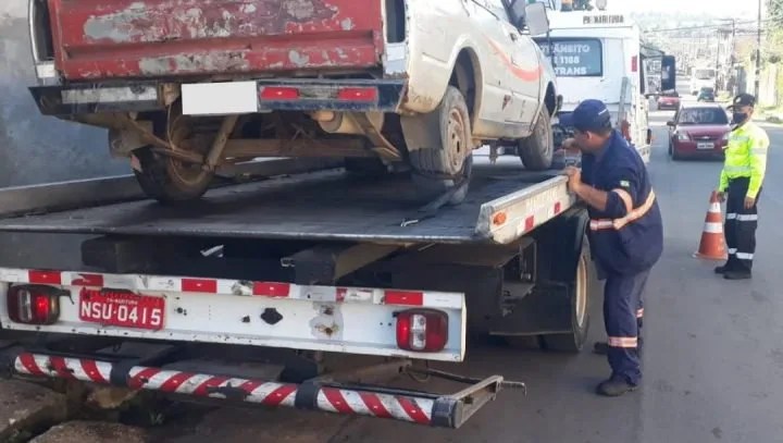 Prefeitura faz remoção de sucata de veículo durante operação na zona Oeste de Manaus