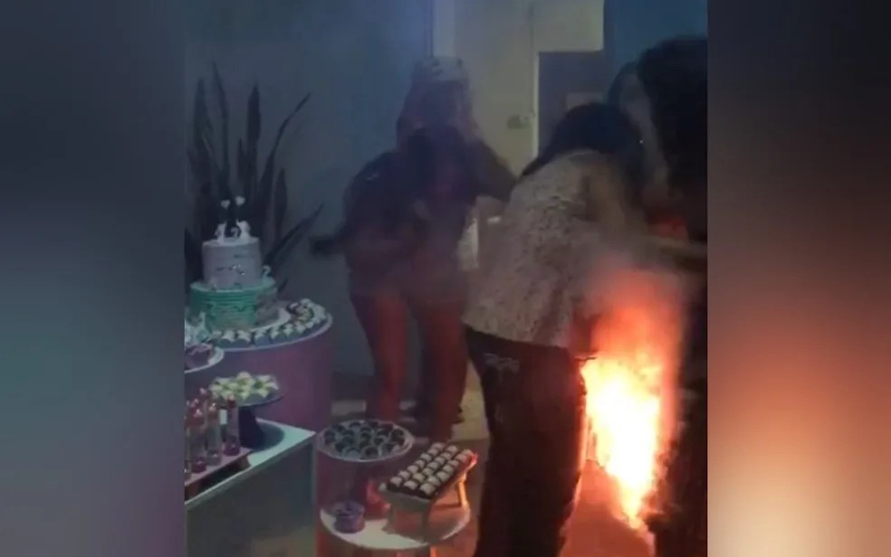 Vestido de grávida pega fogo durante chá revelação e vídeo viraliza
