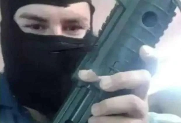 Bandido ostenta fuzil no Insta e acaba preso na fronteira